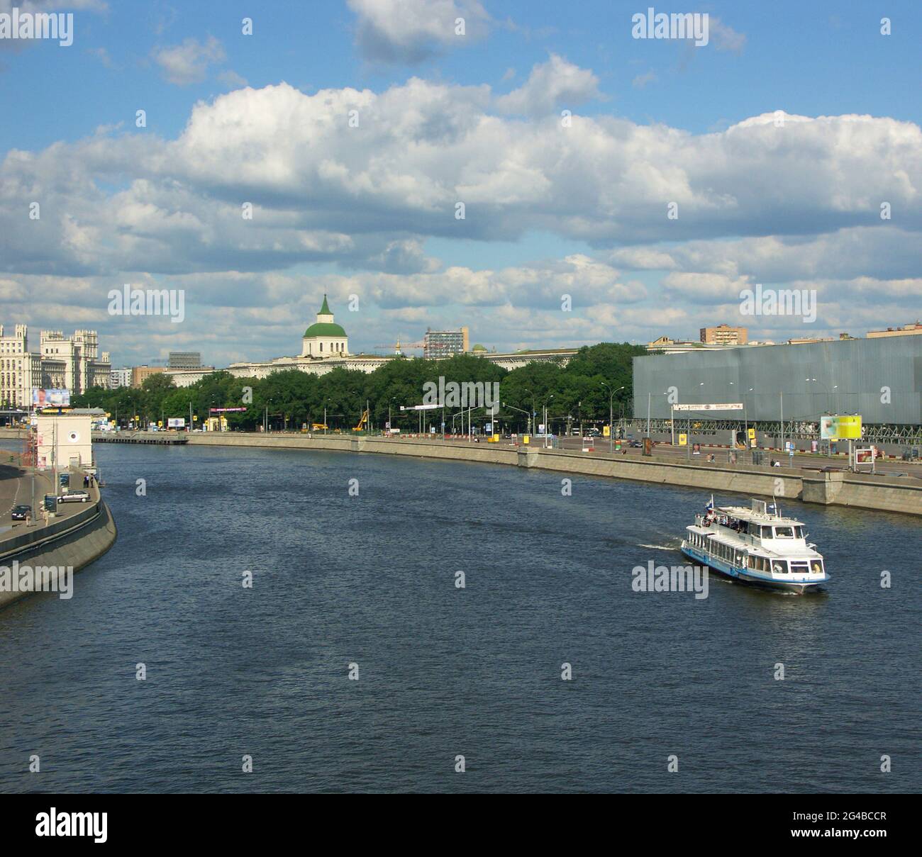 quay am Fluss im Stadtzentrum im Sommer Stockfoto