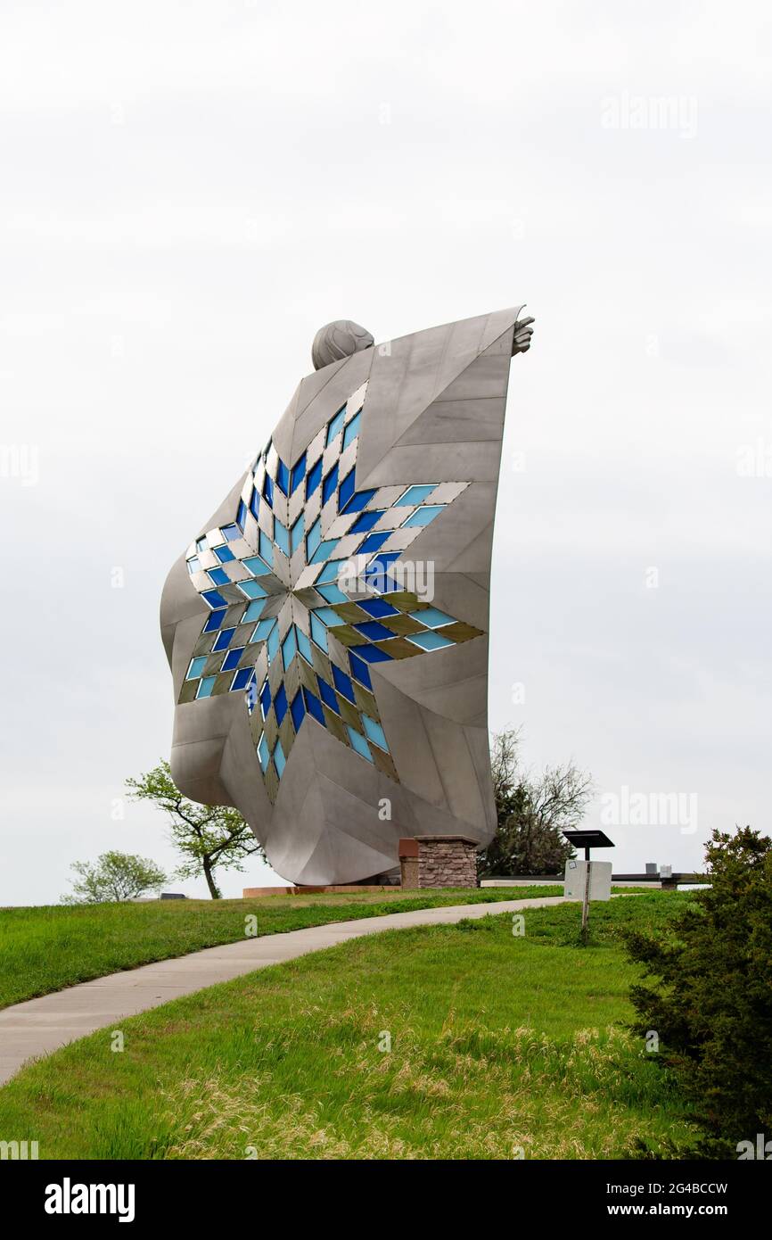 Chamberlain, South Dakota, USA, 5. Mai 2021, Die Dignity-Skulptur ist eine 50 Meter hohe Statue aus Edelstahl in einem Ruhebereich mit Blick auf den Missouri Rive Stockfoto