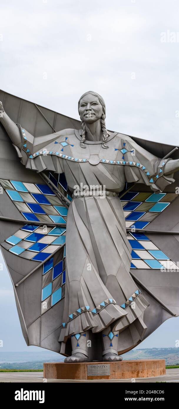 Chamberlain, South Dakota, USA, 5. Mai 2021, Die Dignity-Skulptur ist eine 50 Meter hohe Statue aus Edelstahl in einem Ruhebereich mit Blick auf den Missouri Rive Stockfoto