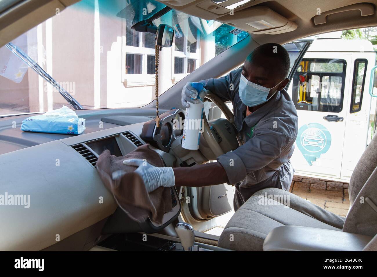 Einer der Mitarbeiter von Wash Me Please Mobile Carwash hat gesehen, wie er ein Kundenauto desinfiziert hat, nachdem er es zu Hause in Kiambu gewaschen hat.die Wash Me please ist ein kenianisches Startup-Unternehmen, das bequeme mobile Autowaschdienste bequem von zu Hause oder am Arbeitsplatz aus anbietet, um zu helfen Kämpfe gegen die Ausbreitung von Covid-19. Wash Me Please ist Detailing and Carwash Company, die zu Beginn der Pandemie von Covid-19 gegründet wurde. Sie bieten ihren Kunden mobile Autowaschdienste über eine mobile App an, mit der sie ihren Service anfordern. Dieser Dienst hat einen sicheren Raum für Frauen und ältere Menschen, die wou Stockfoto