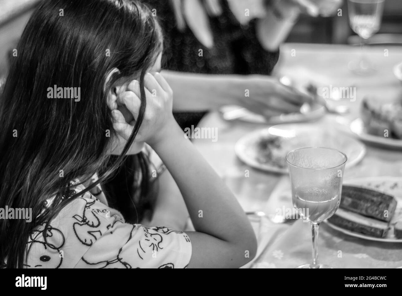 Familien beim Abendessen, Gesellschaftstreffen ar Tisch mit Kindern und Eltern, Familien reden am Tisch und Essen im Leben Veranstaltungen und Feiern. Stockfoto