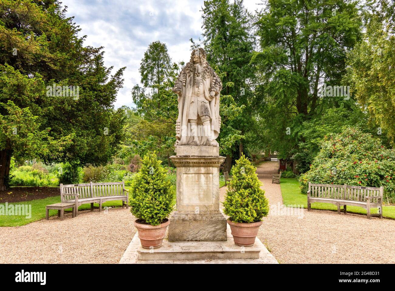LONDON ENGLAND DER CHELSEA PHYSIC GARTEN IM FRÜHSOMMER STATUE VON SIR HANS SLOANE Stockfoto