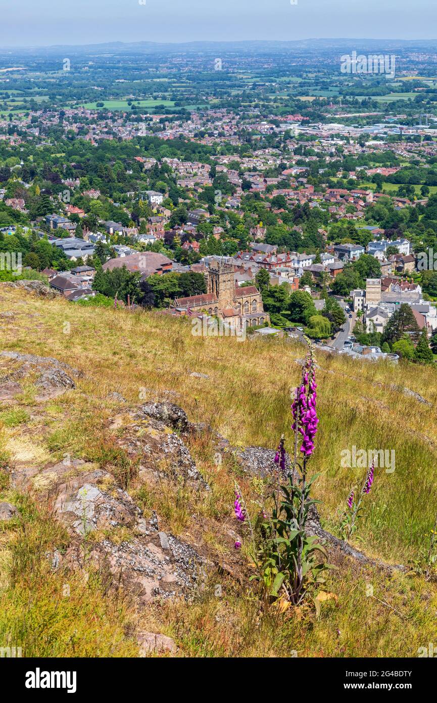 Malvern Priory und Great Malvern aus den Malvern Hills, Worcestershire, England Stockfoto