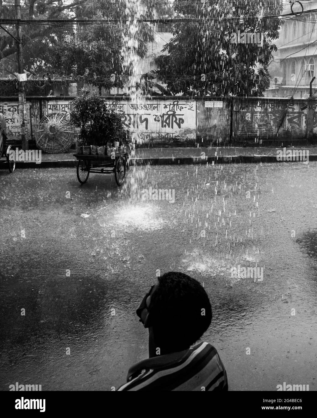 Verregnete Straße Ich habe dieses Bild am 21. Oktober 2020 aus Khilgaon, Dhaka, Bangladesch, Südasien Stockfoto