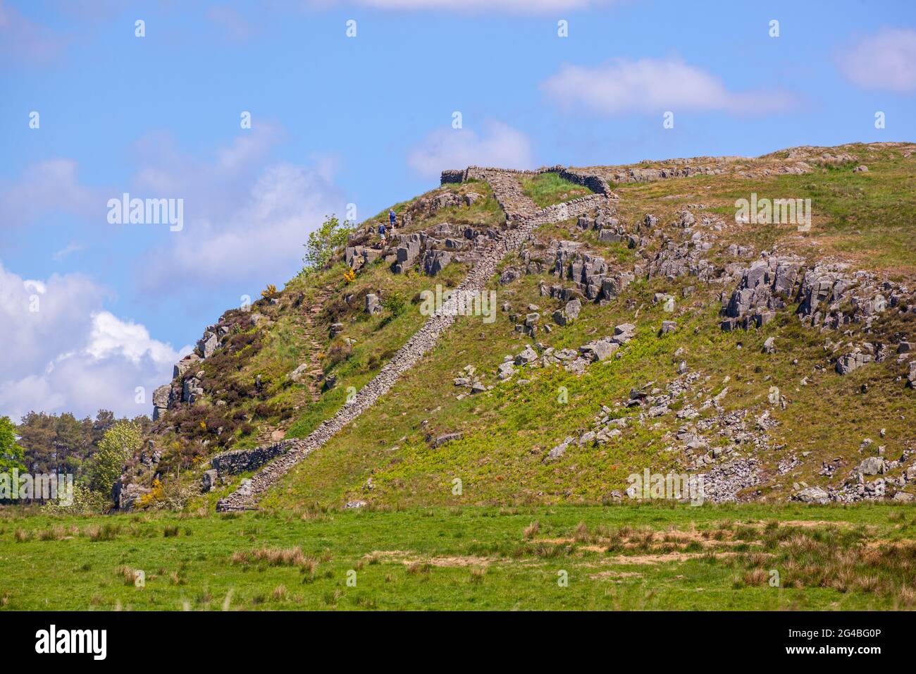 Die Wanderung hinauf zu Peel Crags at Steel Rig auf dem nationalen Fernwanderweg Hadrians Wall Stockfoto