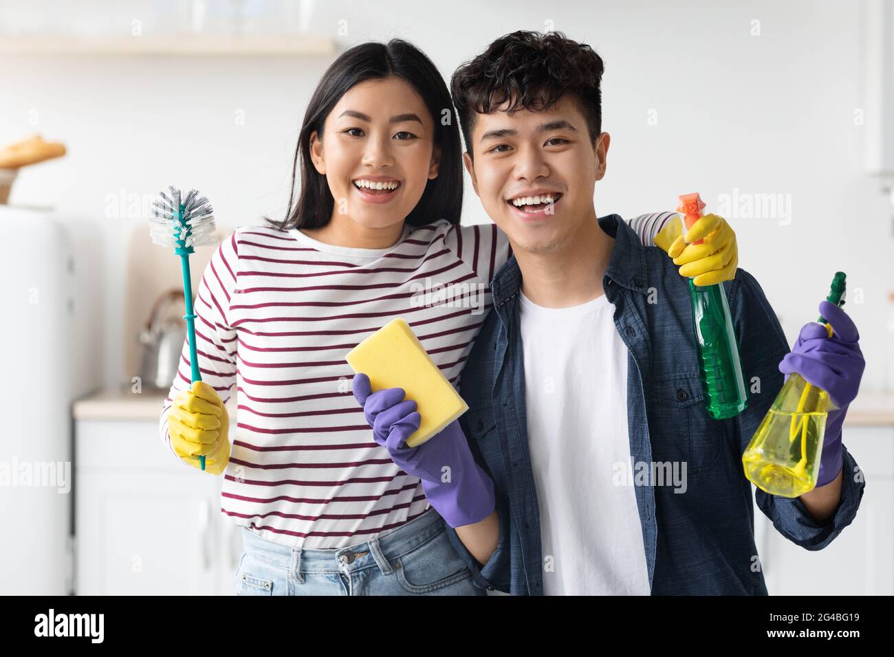 Portrait von glücklichen asiatischen Paar mit Reinigungsbedarf Stockfoto