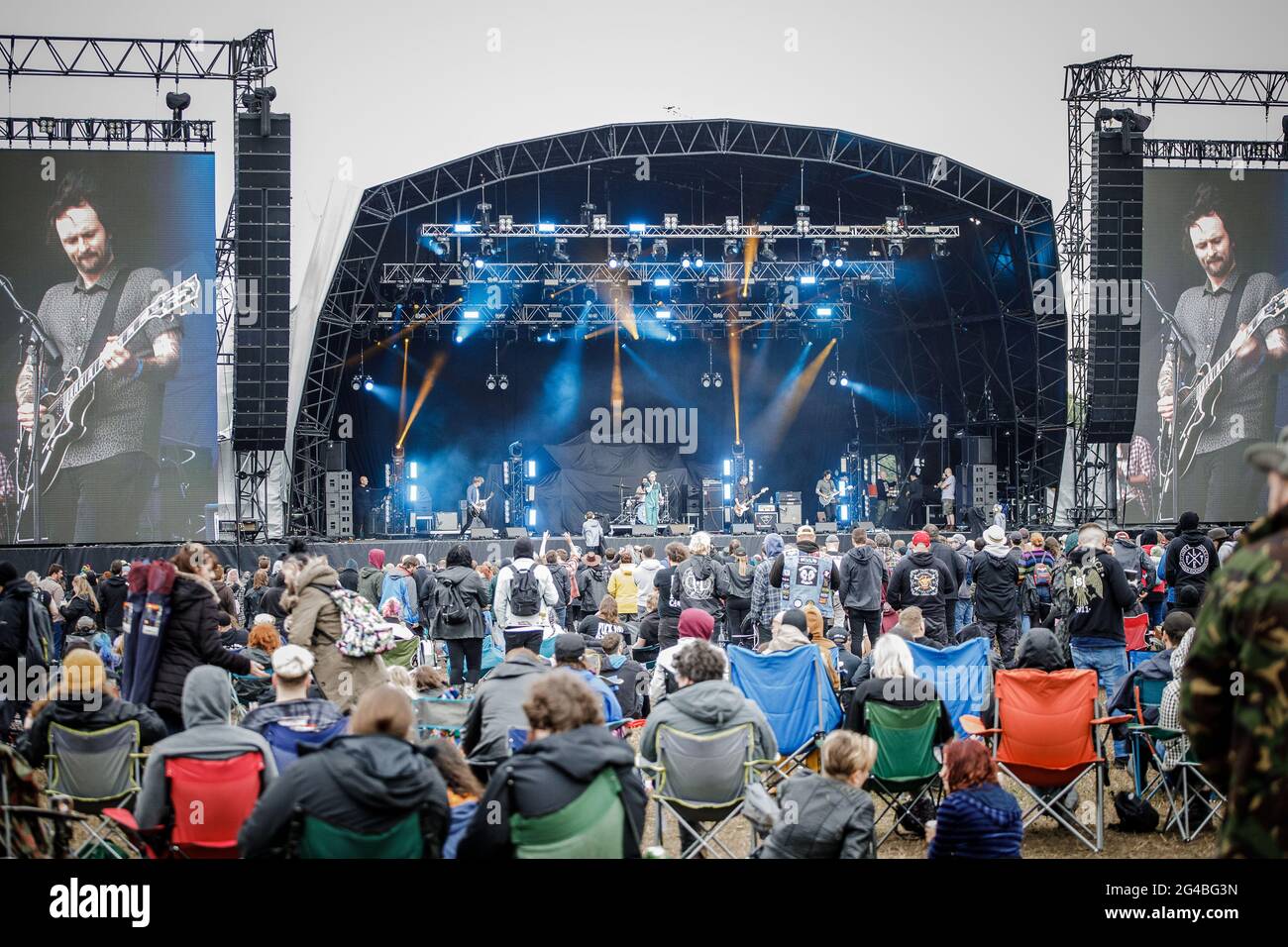 Donington Park, Leicestershire, Großbritannien. Juni 2021. Musikfans, die Lonely the Brave genießen, treten beim Download Pilot Festival in Großbritannien auf. Die Pilotveranstaltung ist ein Camping-Festival mit 10,000 Plätzen und Teil der zweiten Phase des Veranstaltungsprogramms der Regierung. Das erste volle Wochenend-Festival mit Camper in Großbritannien seit der Sperre vom 2020. März. Jeder vor Ort hat vor der Einreise einen lateralen Flow-Test durchgeführt, ein negatives Ergebnis erhalten und auch einen PCR-Test gemacht. Jeder darf ohne Maske oder soziale Distanzierung singen, tanzen und sogar umarmen. Stockfoto