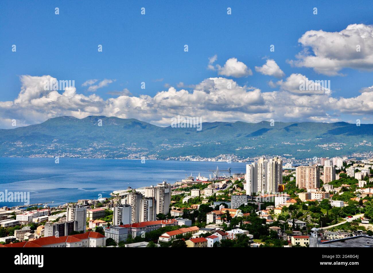 Rijeka Stadt der Kultur Panoramablick. Rijeka Golf, urbaner Ort mit Adria und Ucka Berg im Hintergrund. Stockfoto