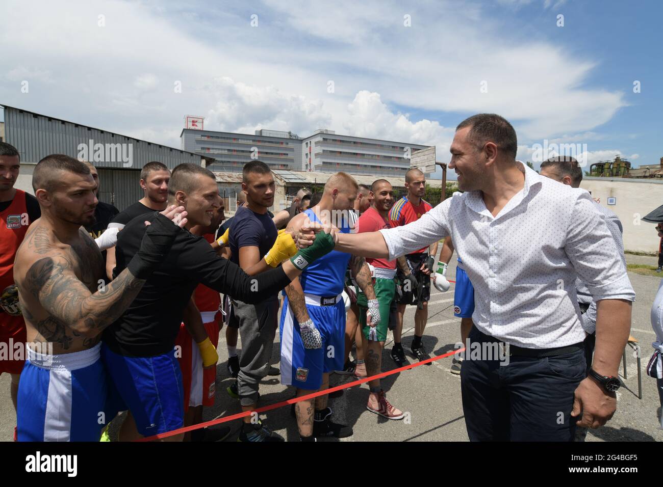 Sofia, Bulgarien - 10 2021. Juni: Kubrat Pulev begrüßt die Teilnehmer des Boxwettbewerbs im Zentralgefängnis Sofia Stockfoto