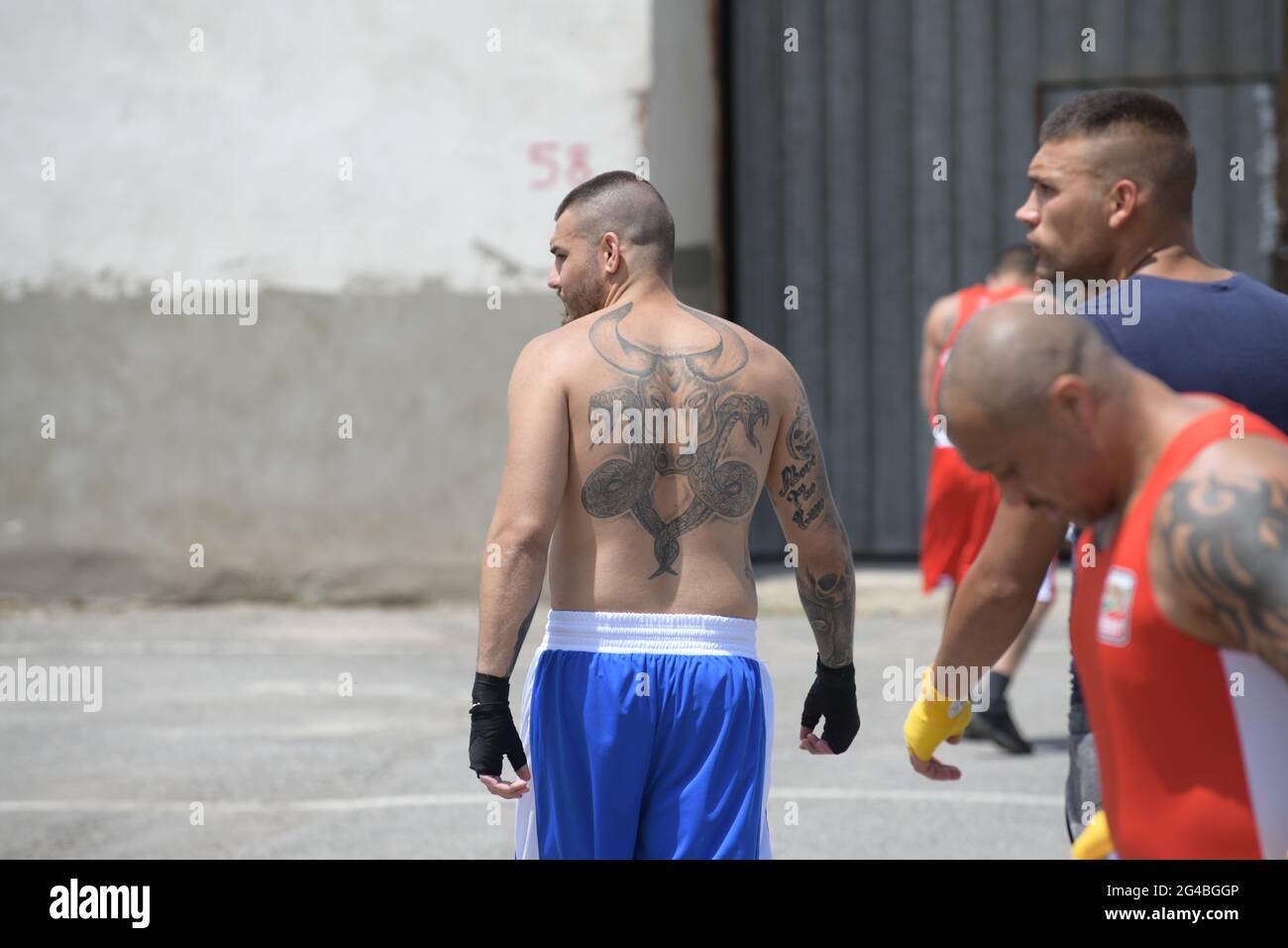 Sofia, Bulgarien - 10 2021. Juni: Ein Teilnehmer, der sich während des Gefangenenturniers auf das Boxspiel vorbereitete Stockfoto