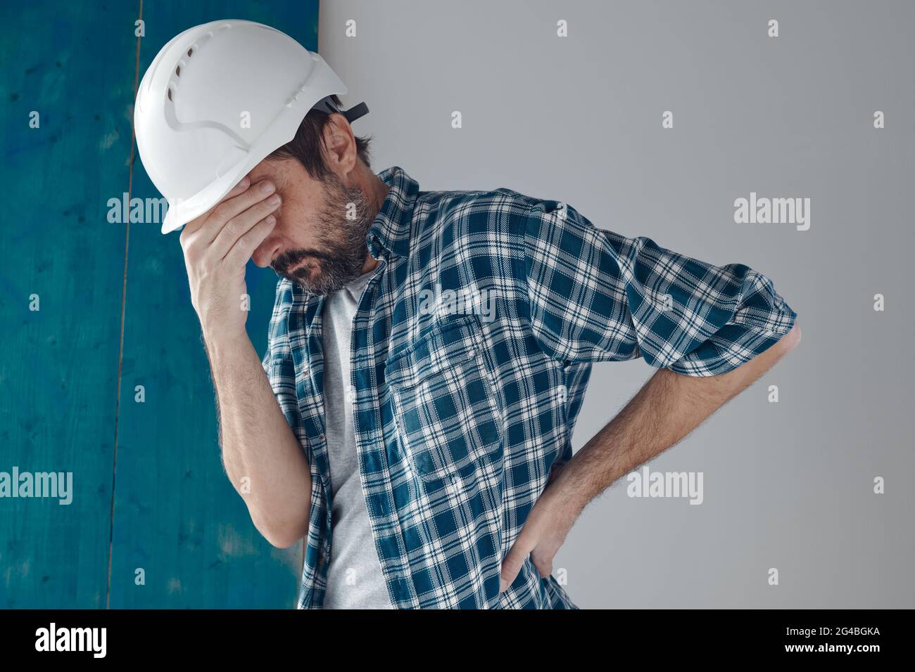 Müde und besorgt Bauingenieur Gefühl erschöpft und enttäuscht Stockfoto