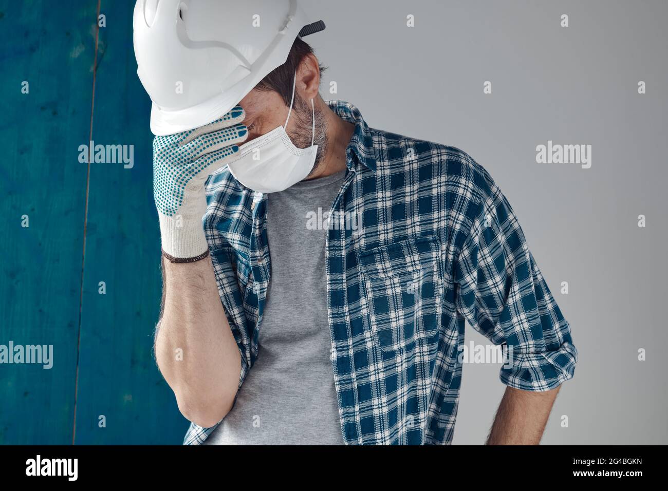 Besorgter Bauingenieur mit Schutzmaske, konzeptionelles Bild für covid-19 Pandemie Stockfoto
