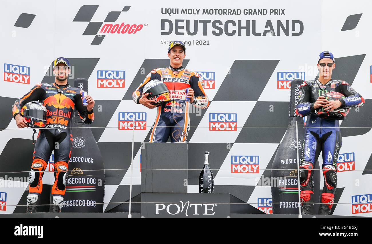 Hohenstein Ernstthal, Deutschland. Juni 2021. Motorsport/Motorrad, großer Preis von Deutschland, MotoGP auf dem Sachsenring: Der Vizemeister Miguel Oliveira (l-r) aus Portugal vom Red Bull KTM Tech 3 Team, der Sieger Marc Marquez aus Spanien vom Repsol Honda Team und der drittplatzierte Fabio Quartararo aus Frankreich vom Monster Energy Yamaha MotoGP Team stehen nach der Siegerehrung auf dem Podium. Quelle: Jan Woitas/dpa-Zentralbild/dpa/Alamy Live News Stockfoto