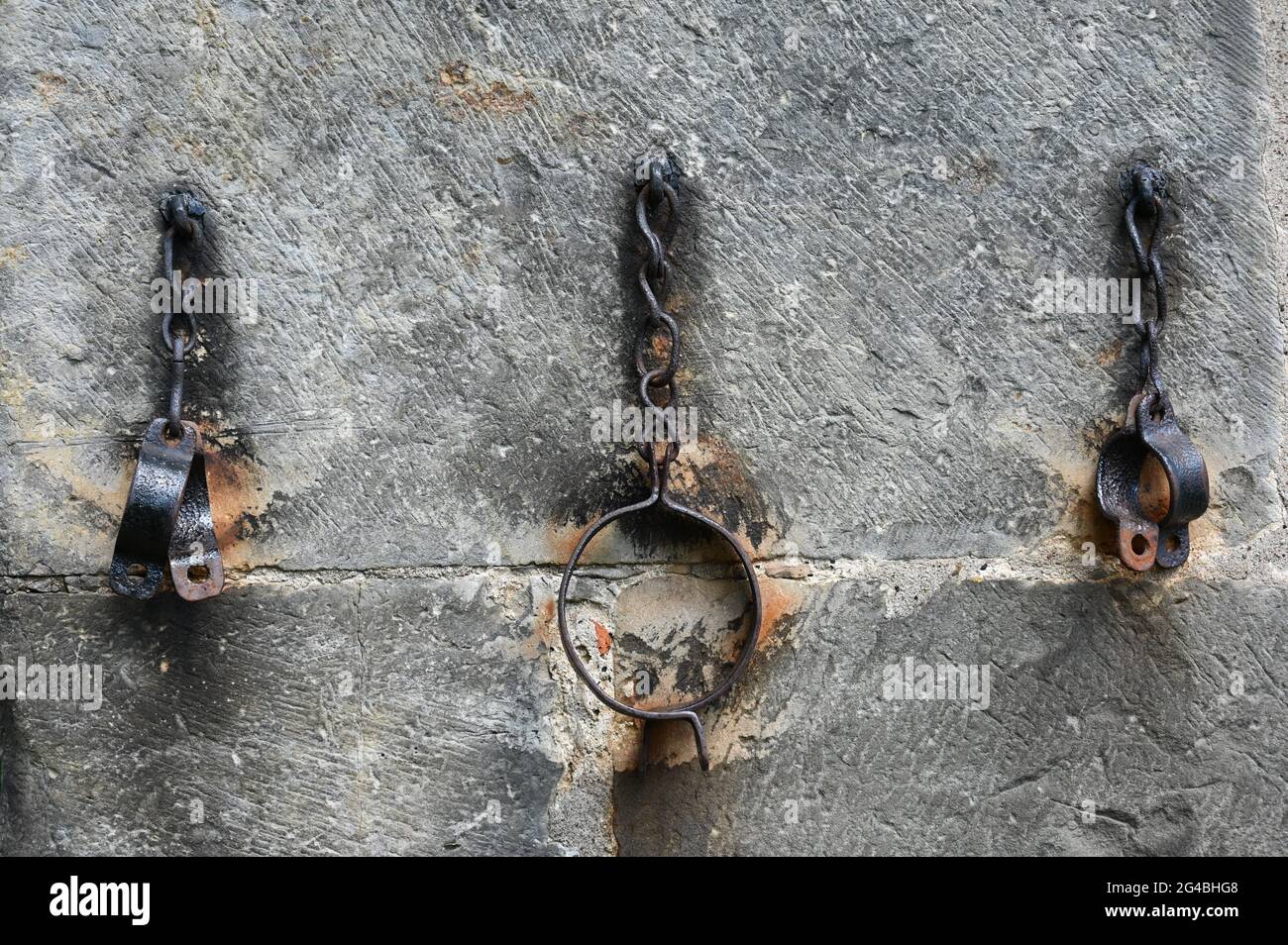 Mittelalterlicher Pranger an der Dorfkirche Peetzen in Schaumburg Stockfoto