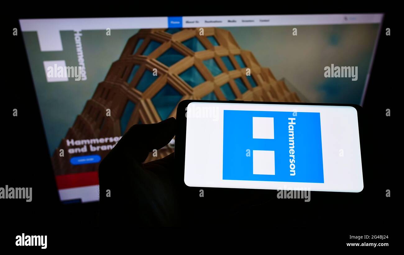 Person, die ein Smartphone mit dem Logo des britischen Immobilienentwicklungsunternehmens Hammerson plc auf dem Bildschirm vor der Website hält. Konzentrieren Sie sich auf die Telefonanzeige. Stockfoto