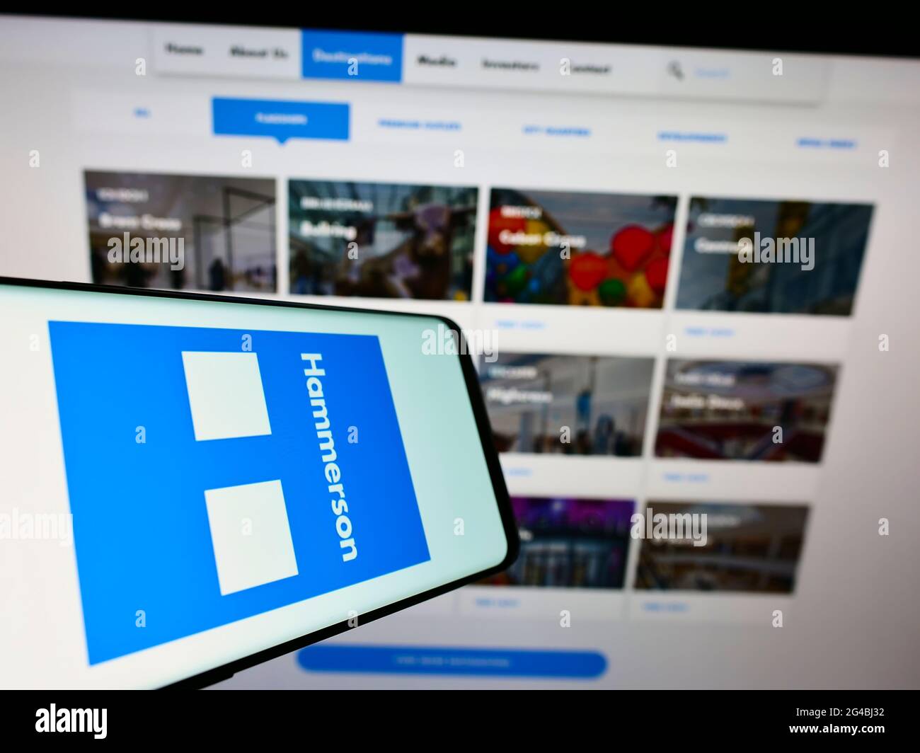 Handy mit Logo des britischen Immobilienentwicklungsunternehmens Hammerson plc auf dem Bildschirm vor der Website. Konzentrieren Sie sich auf die Mitte rechts des Telefondisplays. Stockfoto