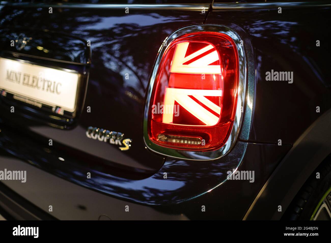 Bukarest, Rumänien - 17. Juni 2021: Details zur geringen Schärfentiefe (selektiver Fokus) mit einem Mini Cooper S Electric Auto. Stockfoto