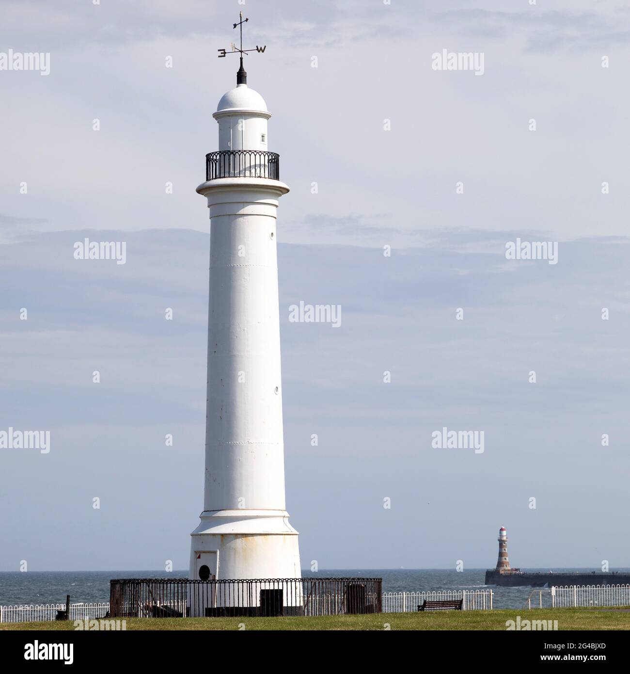 White Lighthouse und Roker Lighthouse in Sunderland, England. Der Sandstrand ist an einem sonnigen Sommertag zu sehen. Stockfoto