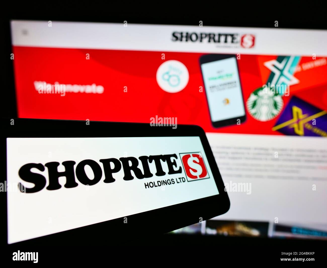 Handy mit Logo des südafrikanischen Einzelhändlers Shoprite Group of Companies auf dem Bildschirm vor der Website. Konzentrieren Sie sich auf die Mitte rechts des Telefondisplays. Stockfoto