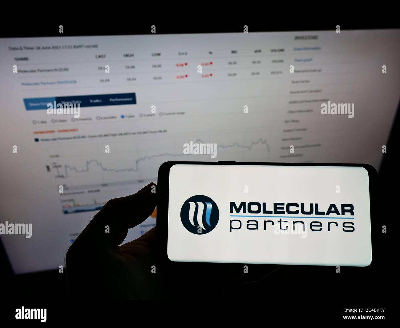 Person mit Smartphone und Logo des Schweizer Biopharmaunternehmens Molecular Partners AG auf dem Bildschirm vor der Website. Konzentrieren Sie sich auf die Telefonanzeige. Stockfoto