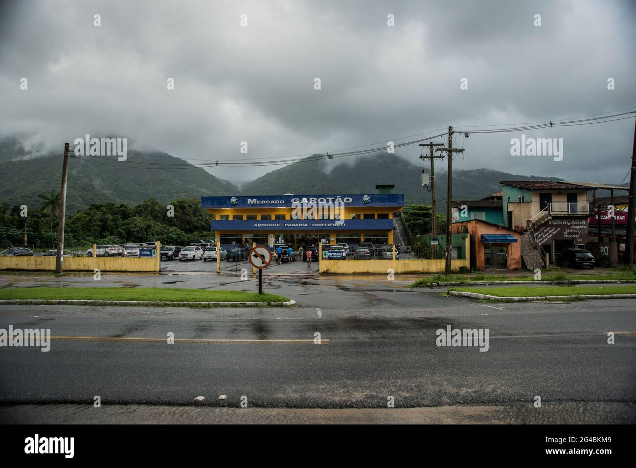 Supermarkt in brasilien im Hintergrund Berge. Stockfoto