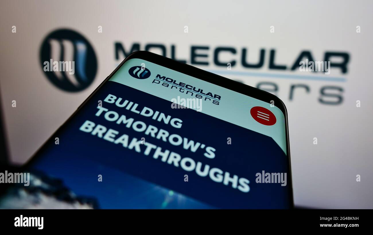 Mobiltelefon mit Website des Schweizer Biopharmaunternehmens Molecular Partners AG auf dem Bildschirm vor dem Logo. Konzentrieren Sie sich auf die obere linke Seite des Telefondisplays. Stockfoto