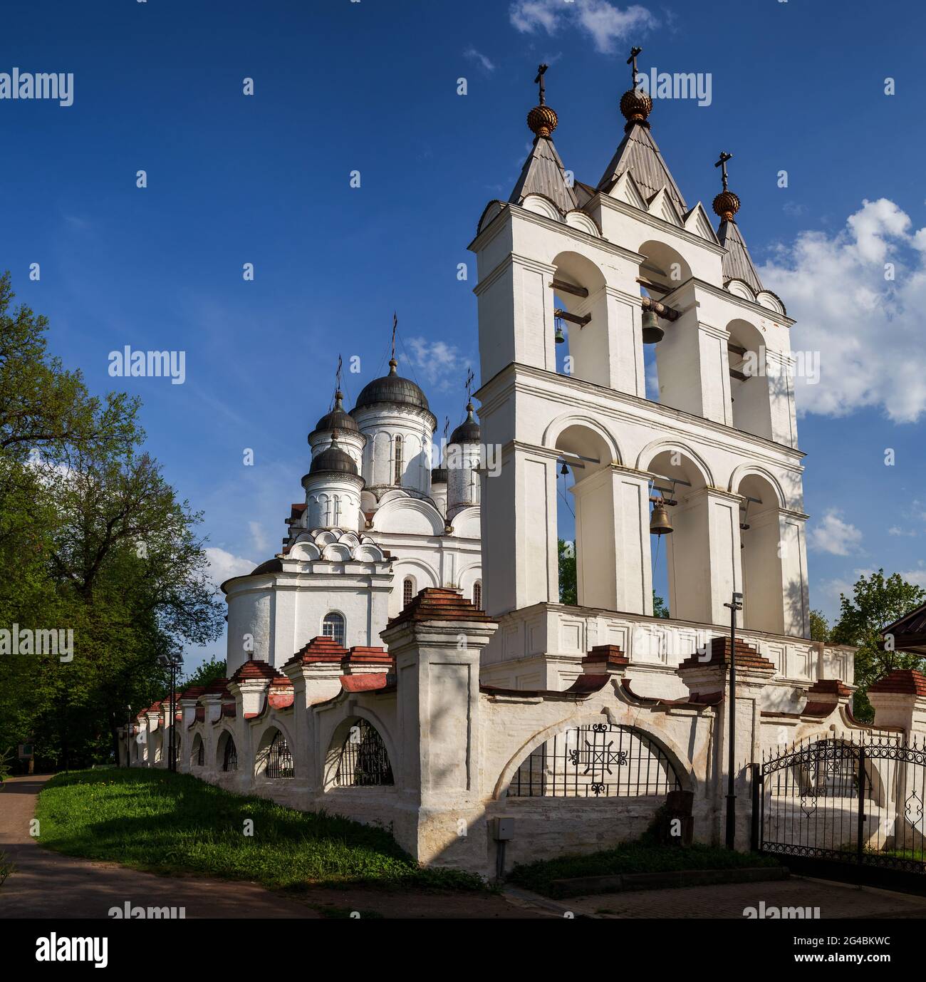 Alte Kirche der Verklärung des Erlösers mit Glockenturm im Dorf Bolschije Wjasemy, Region Moskau, Russland Stockfoto