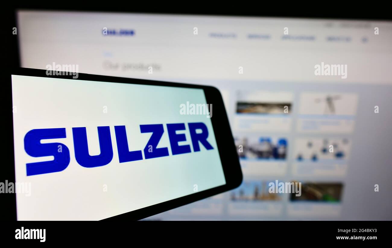 Handy mit Logo des Schweizer Ingenieurunternehmens Sulzer AG auf dem Bildschirm vor der Business-Website. Konzentrieren Sie sich auf die Mitte links des Telefondisplays. Stockfoto