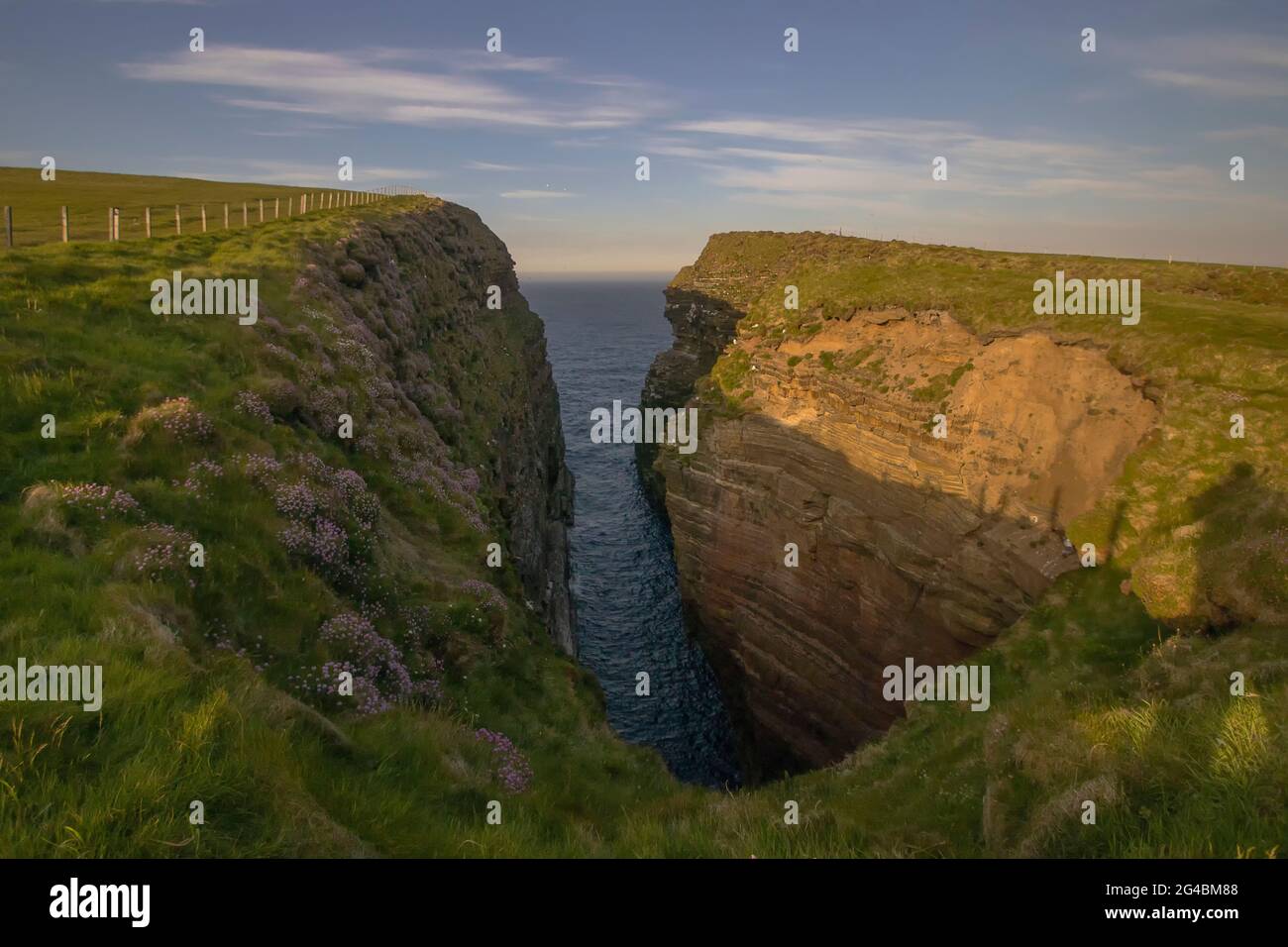 Eine schmale Bucht in den Klippen in der Nähe von John O'Groats in den schottischen Highlands, Großbritannien Stockfoto