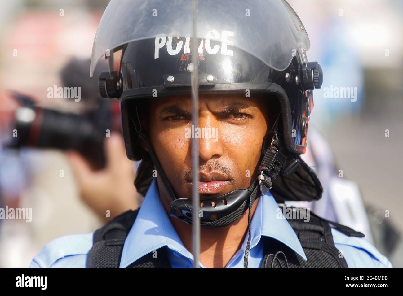 Addis Abeba, Äthiopien. Juni 2021. Ein Polizist der Stadt Addis Abeba wird während einer Parade gesehen, um am 19. Juni 2021 auf dem Meskel-Platz in Addis Abeba, Äthiopien, das neue Logo und die Uniformen der äthiopischen Polizei zu präsentieren. Quelle: Michael Tewelde/Xinhua/Alamy Live News Stockfoto