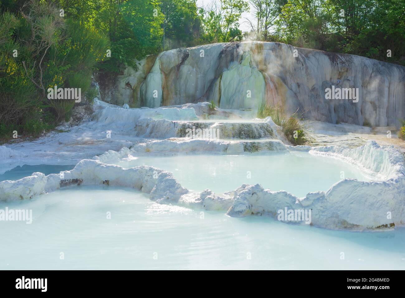Geothermisches Schwimmbad Und Thermalquelle In Der Toskana Italien Bagni San Filippo Naturlichen Thermalwasserfall Am Morgen Ohne Menschen Der Weisse Wal Inmitten Von Fo Stockfotografie Alamy