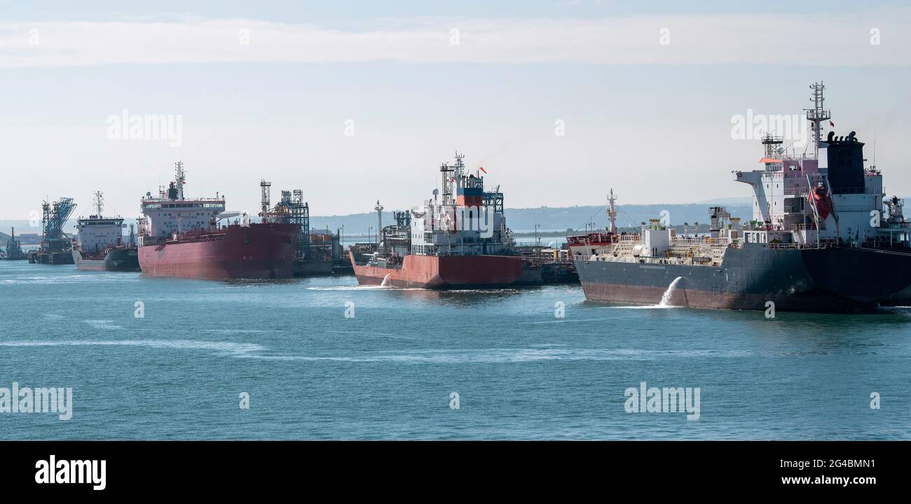 England, Großbritannien. 2021. Chemikalien-, Gas- und Öltanker neben einem Raffineriesteg Stockfoto