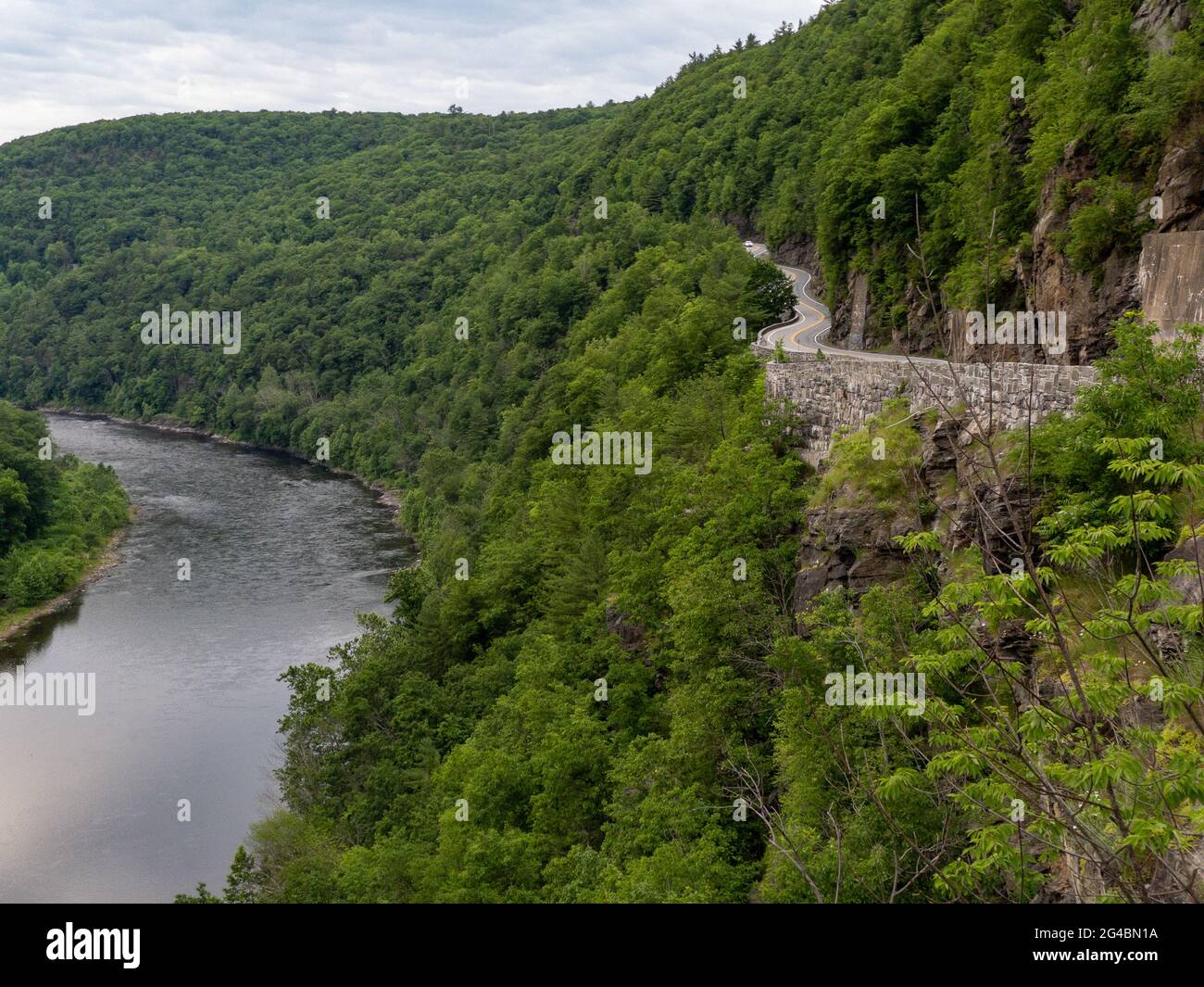 Sparrow Bush, NY - USA - 18. Juni 2021: Blick auf das Hawk's Nest, eine malerische Lage außerhalb von Port Jervis. Bekannt für seine kurvenreichen Straßen und landschaftlich reizvolle Aussicht Stockfoto