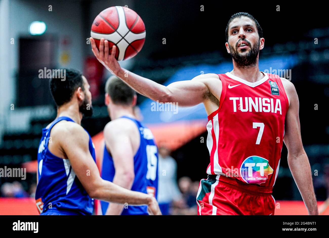 Hamburg, Deutschland. Juni 2021. Basketball: Supercup, Tunesien -  Tschechische Republik, Matchday 3. Der tunesische Mburad El Mabrouk hat  sich einen Ball gesichert. Quelle: Axel Heimken/dpa/Alamy Live News  Stockfotografie - Alamy