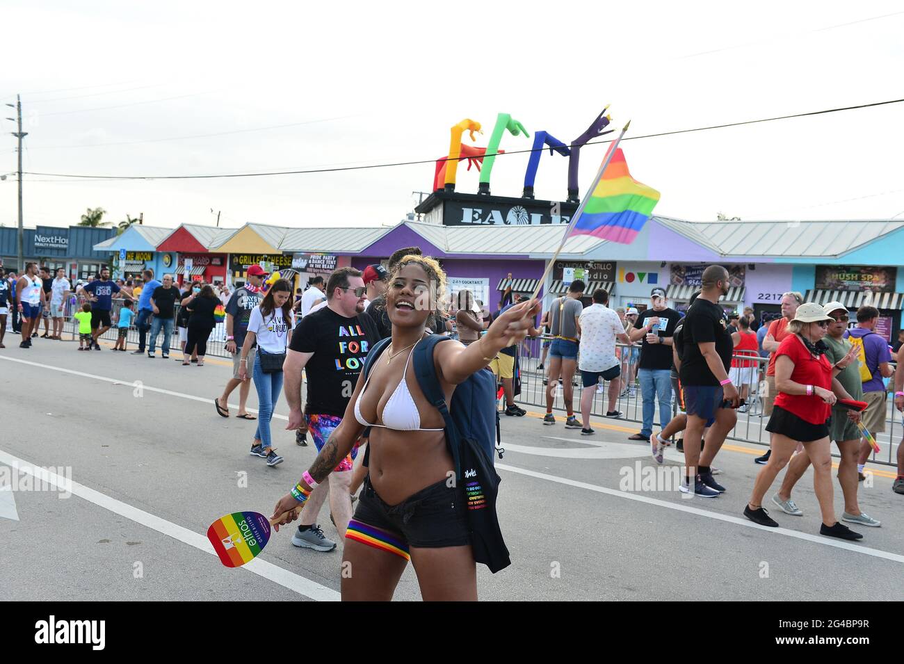 WILTON MANORS, FLORIDA - 19. JUNI: Am 19. Juni 2021 in Wilton Manors, Florida, nimmt man an der Stonewall Pride Parade & Street Festival Teil. Die Polizei untersucht den Tatort, an dem ein Pickup-Truck in eine Menschenmenge fuhr, wo zwei Männer zum Broward Medical Center transportiert wurden, einer starb und einer wegen seiner Verletzten im Krankenhaus blieb und in Ordnung sein sollte! Nach Angaben von Fort Lauderdale Detective Ali Adamsom wird der Vorfall nach wie vor von der örtlichen Polizei und dem FBI untersucht. (Foto von JL/Sipa USA) Stockfoto