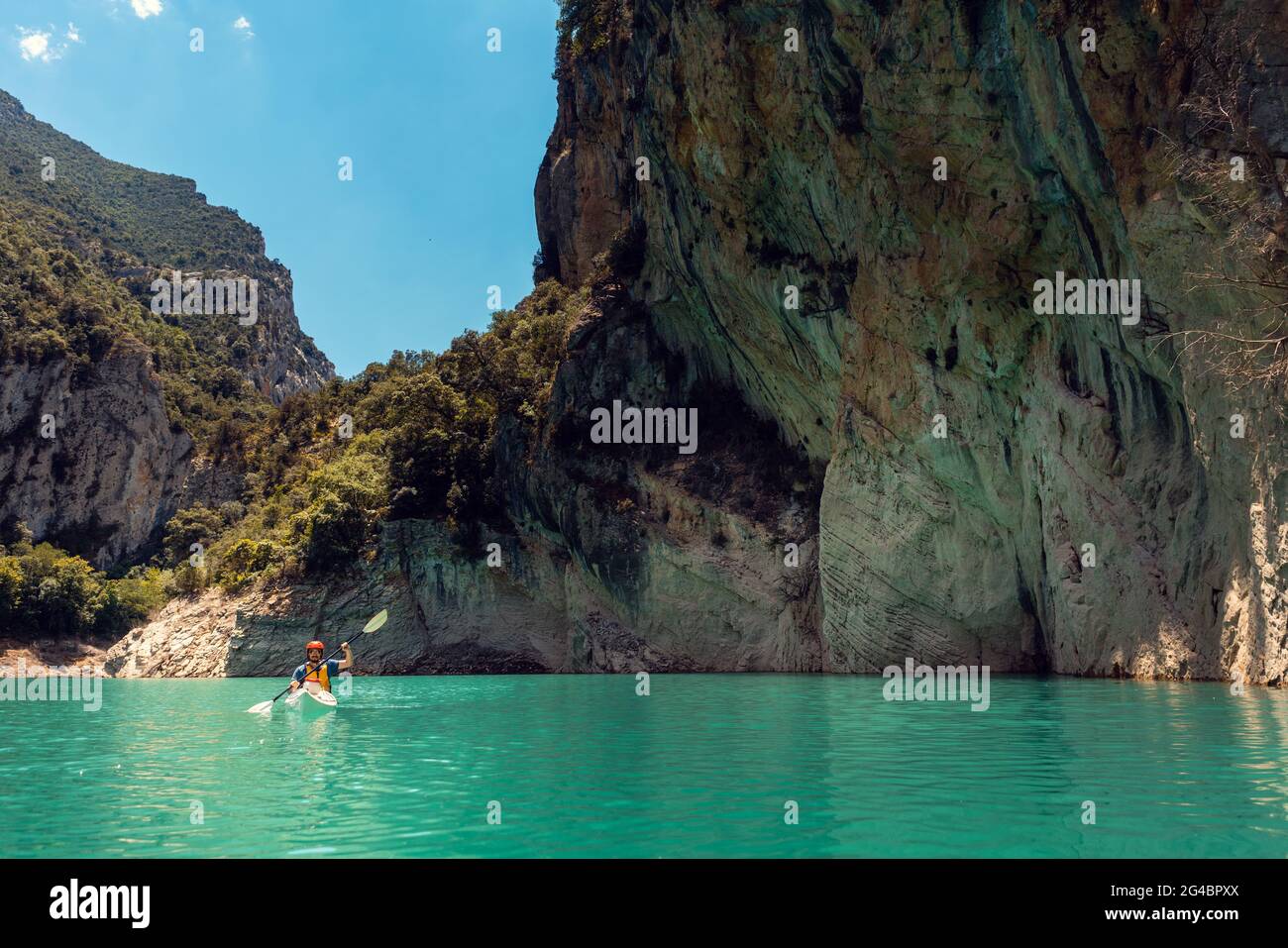 Mann auf einem Kajak auf dem Wasser der Mont-Rebei-Schlucht in Katalonien Stockfoto