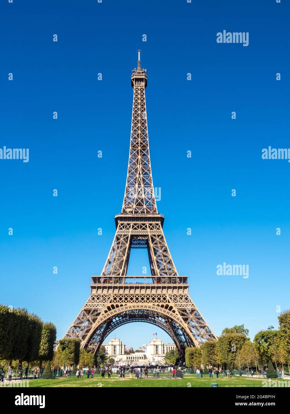 PARIS - SEPTEMBER 28: Der Eiffelturm ist das Wahrzeichen von Paris, Frankreich unter sonnenblauem Himmel, wurde am 28. September 2105 aufgenommen. Stockfoto