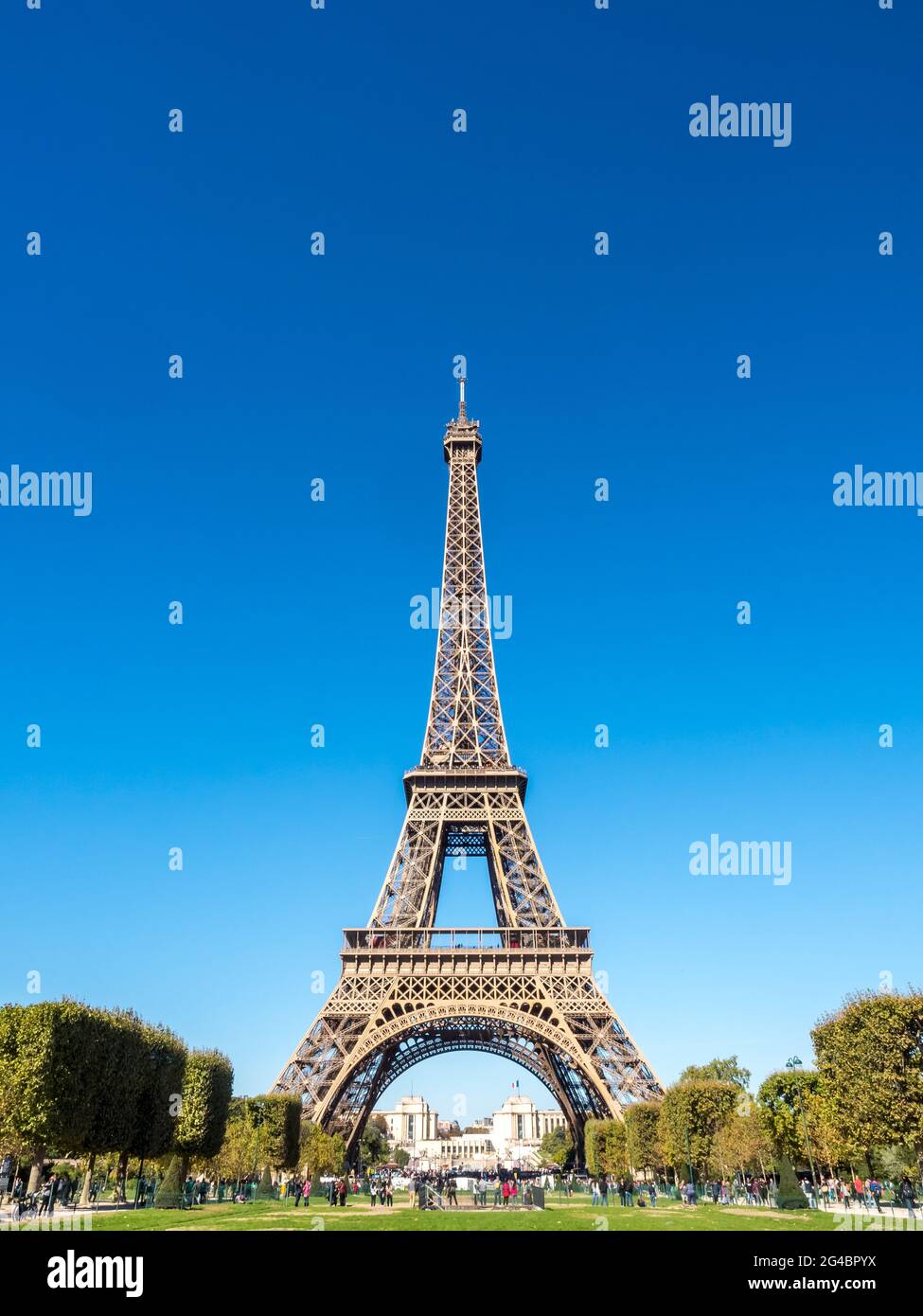 PARIS - SEPTEMBER 28: Der Eiffelturm ist das Wahrzeichen von Paris, Frankreich unter sonnenblauem Himmel, wurde am 28. September 2105 aufgenommen. Stockfoto