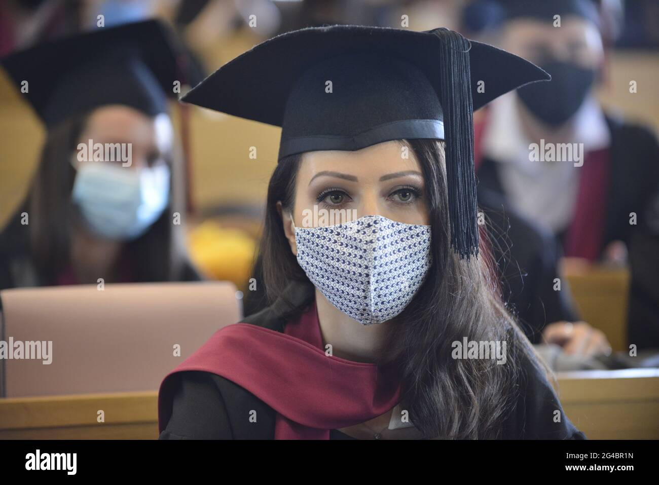 Sofia, Bulgarien - Jun 15 2021: Studenten, die während einer Pandemie an der Technischen Universität ihren Abschluss gemacht haben Stockfoto