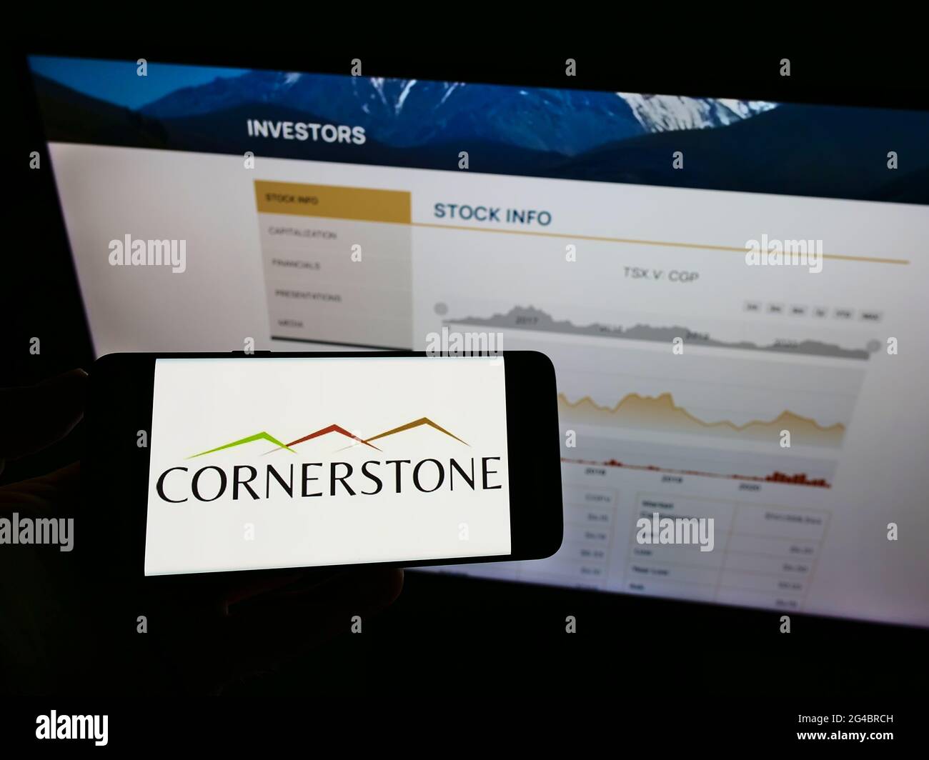 Person, die ein Smartphone mit dem Logo des Bergbauunternehmens Cornerstone Capital Resources Inc. Auf dem Bildschirm vor der Website hält. Konzentrieren Sie sich auf die Telefonanzeige. Stockfoto