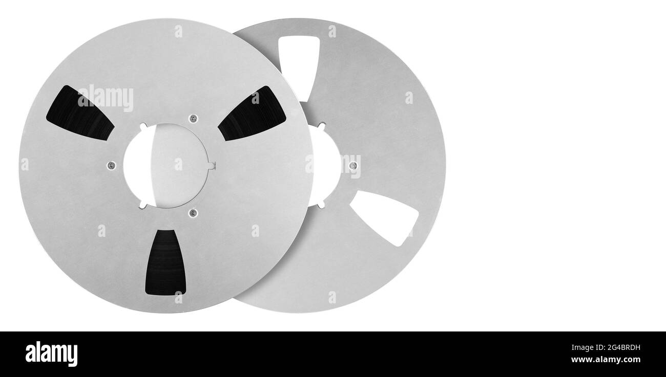 Musik und Sound - zwei Nahaufnahmen 265 mm Aluminiumspule Magnetbänder für NAB isoliert auf weißem Hintergrund. Stockfoto