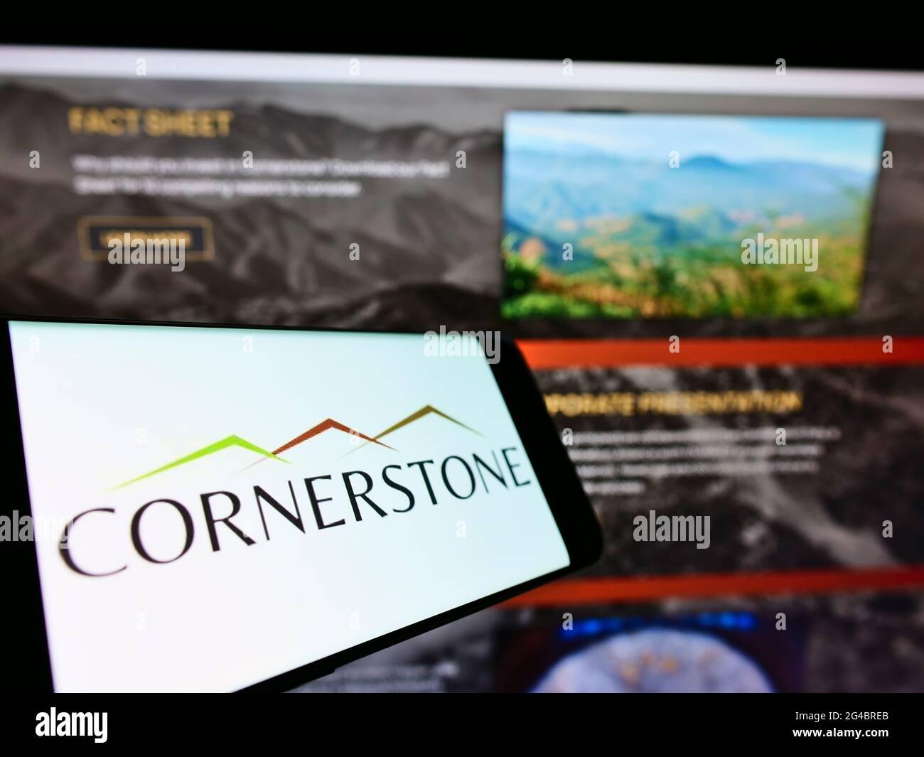 Smartphone mit Logo des Bergbauunternehmens Cornerstone Capital Resources Inc. Auf dem Bildschirm vor der Website. Konzentrieren Sie sich auf die Mitte rechts des Telefondisplays. Stockfoto