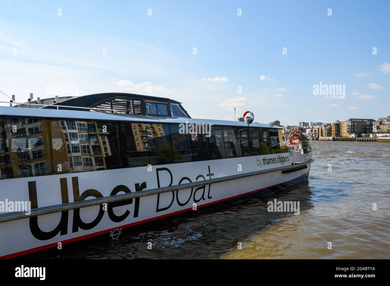 London, Vereinigtes Königreich - 30 2021. Mai: Ein Uber Thames Clipper-Boot, das vom Dock abfährt, fotografiert vom Westfrry Circus Stockfoto