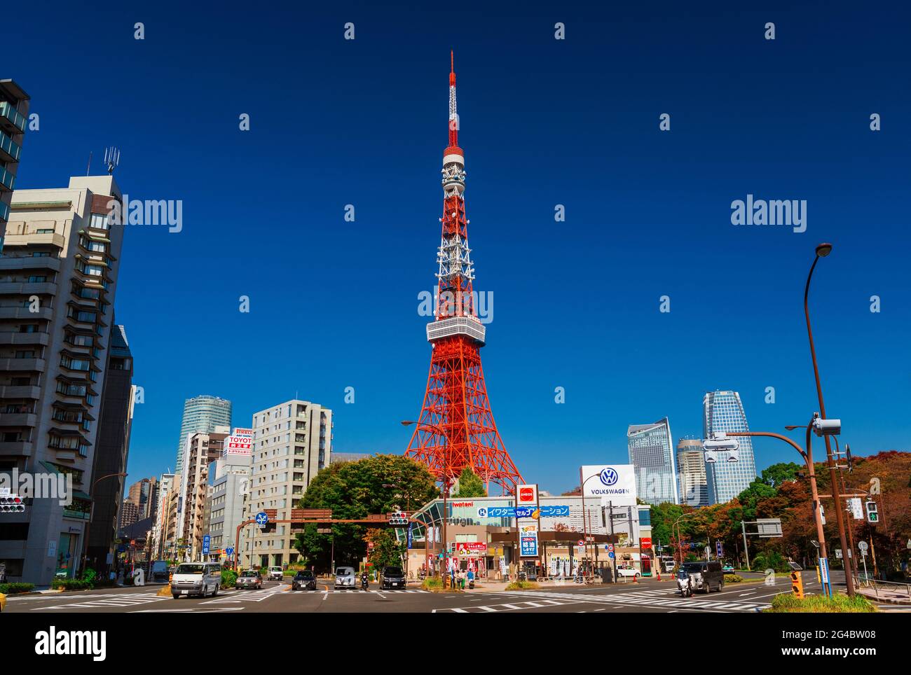 Der legendäre Tokyo Tower gegen den blauen Himmel von Shiba und Akenebashi aus gesehen Stockfoto