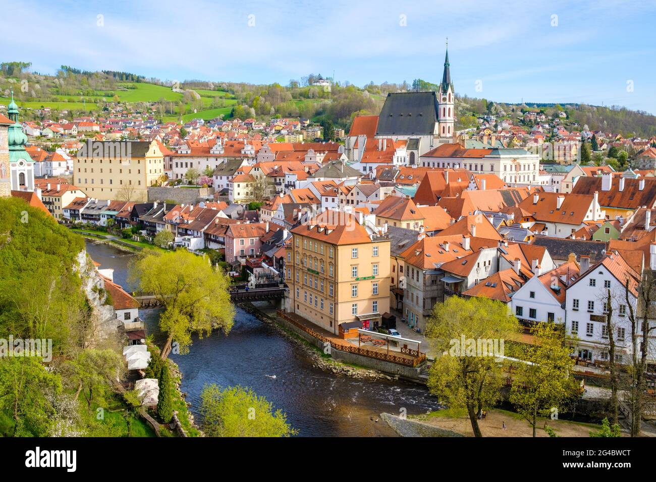 Panoramablick auf Cesky Krumlov und Moldau in der südböhmischen Region, Tschechische Republik. Stockfoto