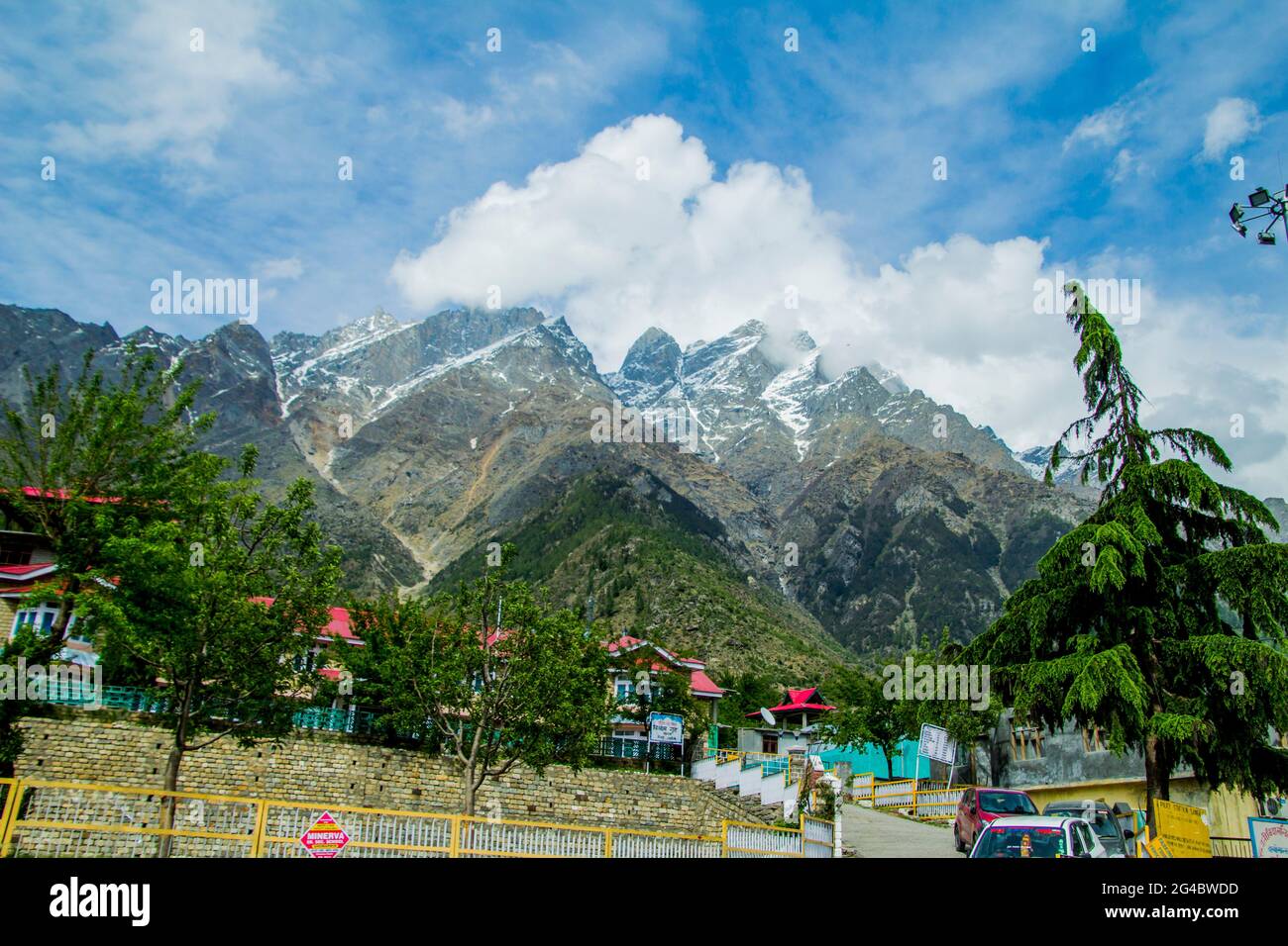 Ein verschwommener Sonnenuntergang im Sangla-Tal Stockfoto