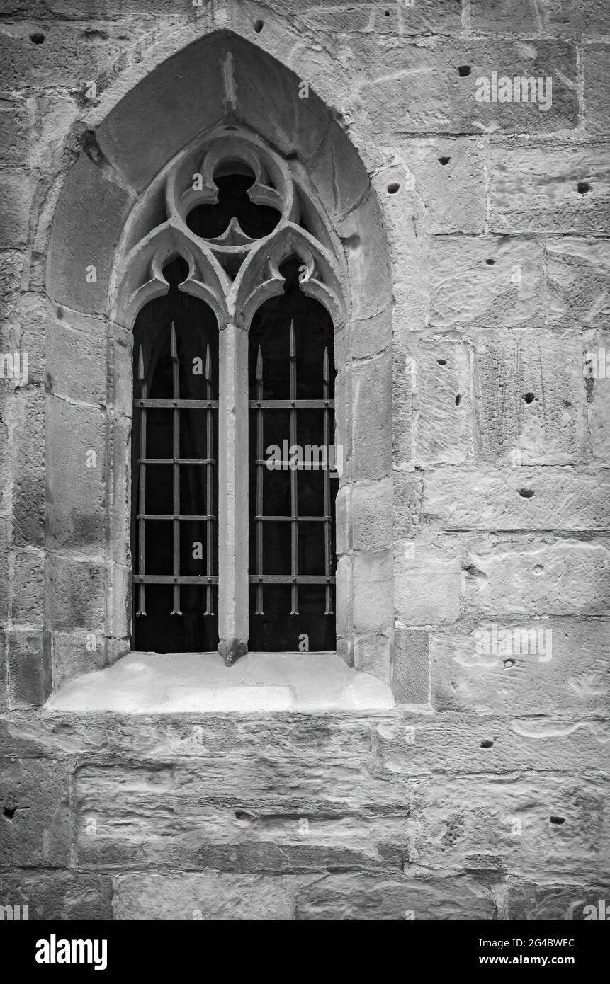 Symbolisches Bild: Gotisches Traciery-Fenster in einem heiligen Gebäude. Stockfoto