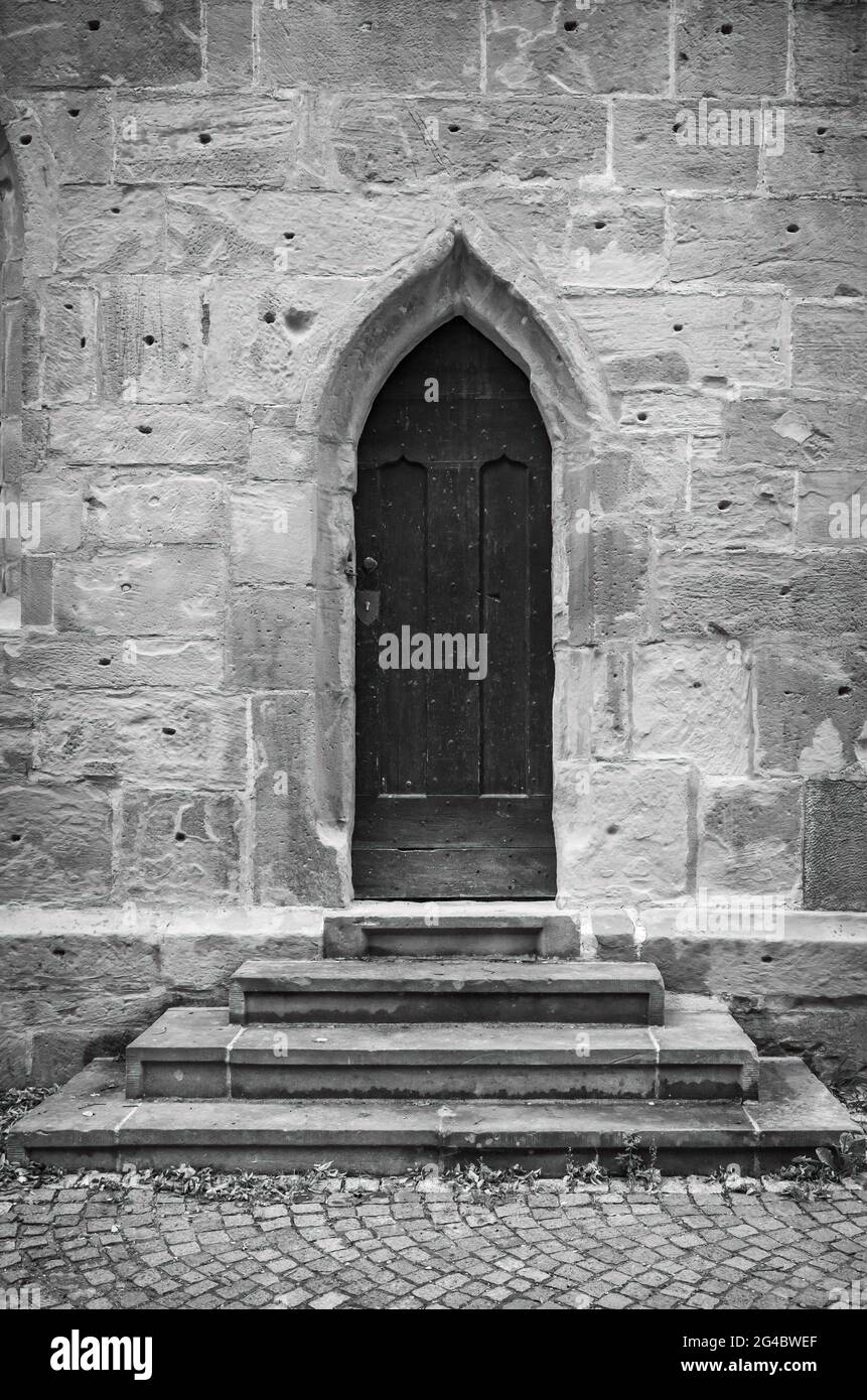Symbolisches Bild: Gotische Spitzbogentür in einem heiligen Gebäude. Stockfoto