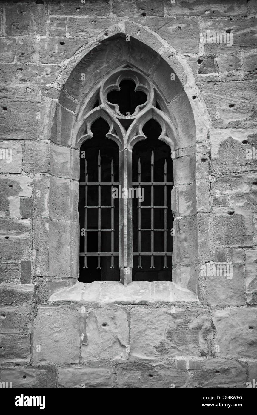 Symbolisches Bild: Gotisches Traciery-Fenster in einem heiligen Gebäude. Stockfoto