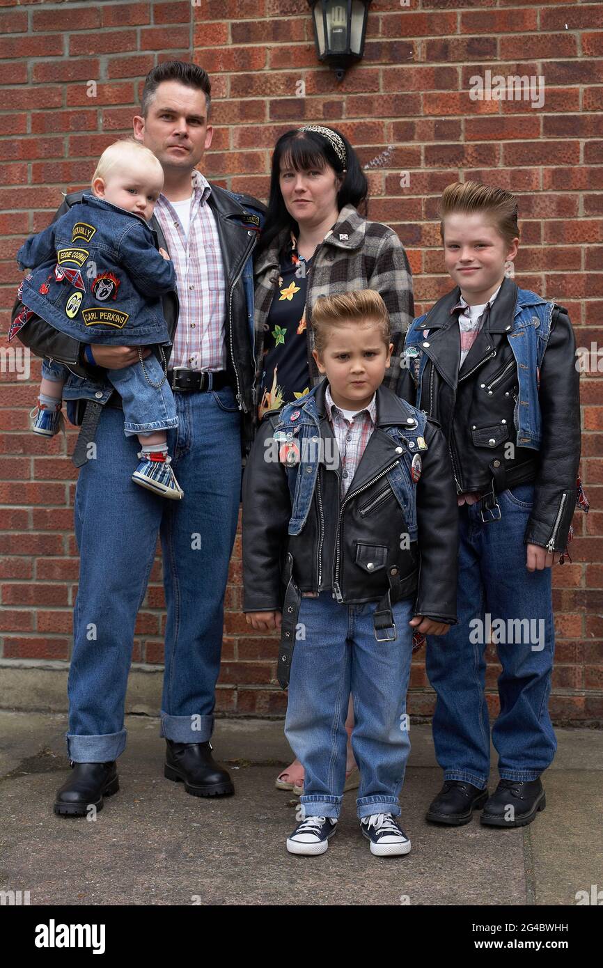 Rocker Familie Mutter, Vater und seine drei Kinder tragen Lederjacken.Diese Mini-Rocker und ihre Eltern. Stockfoto